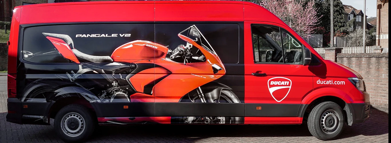 auto typu bus z reklamą motoru