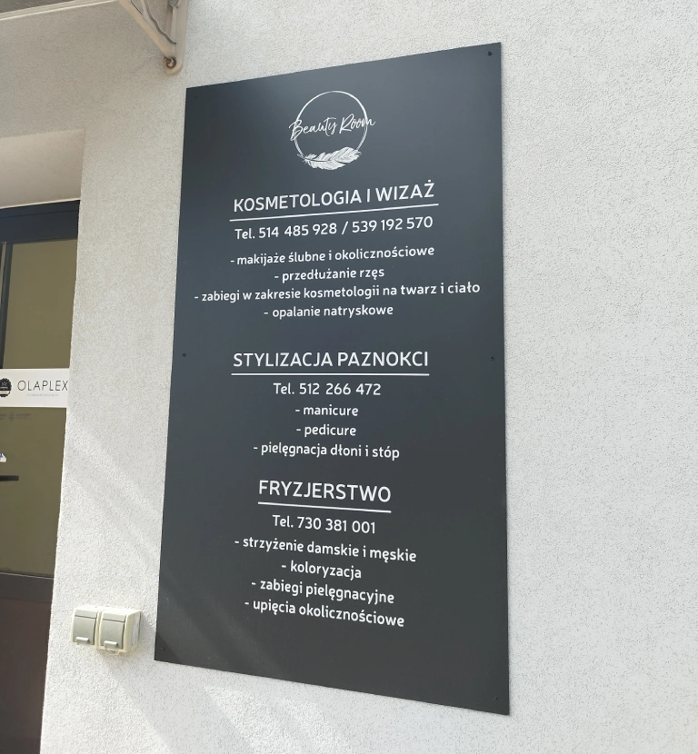 Szyld wystający z&nbsp;budynku