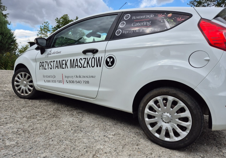 Auto z&nbsp;reklamą przystanek mieszków