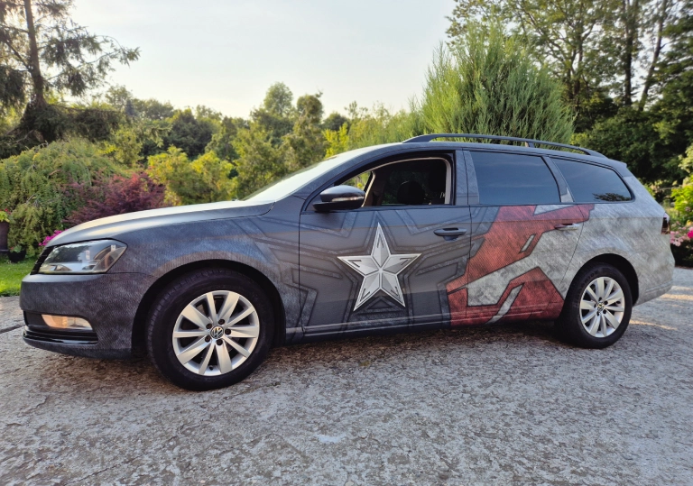 samochód osobowy z&nbsp;gwiazdą