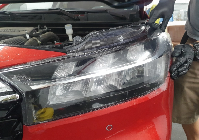 Precyzyjne naklejanie folii na&nbsp;auto