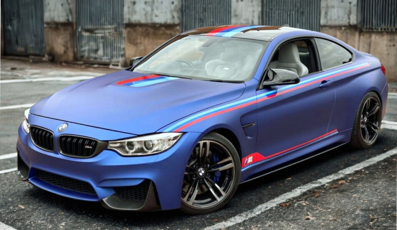 niebieskie auto z naklejkami