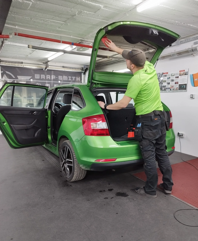 oklejanie tylnej szyby samochodu