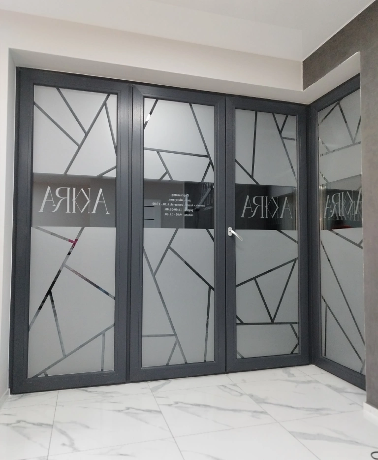 drzwi oklejone reklamą w formie matowej folii