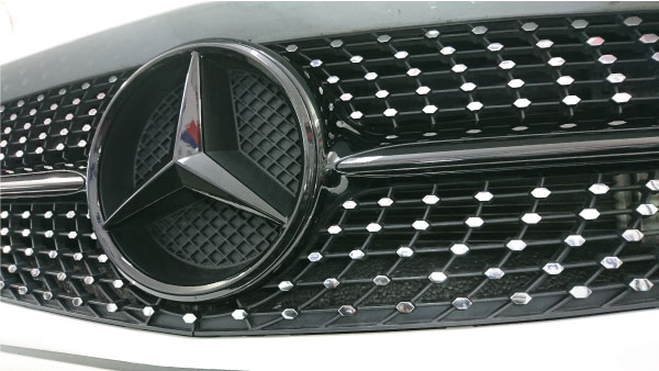 Mercedes de-chrome